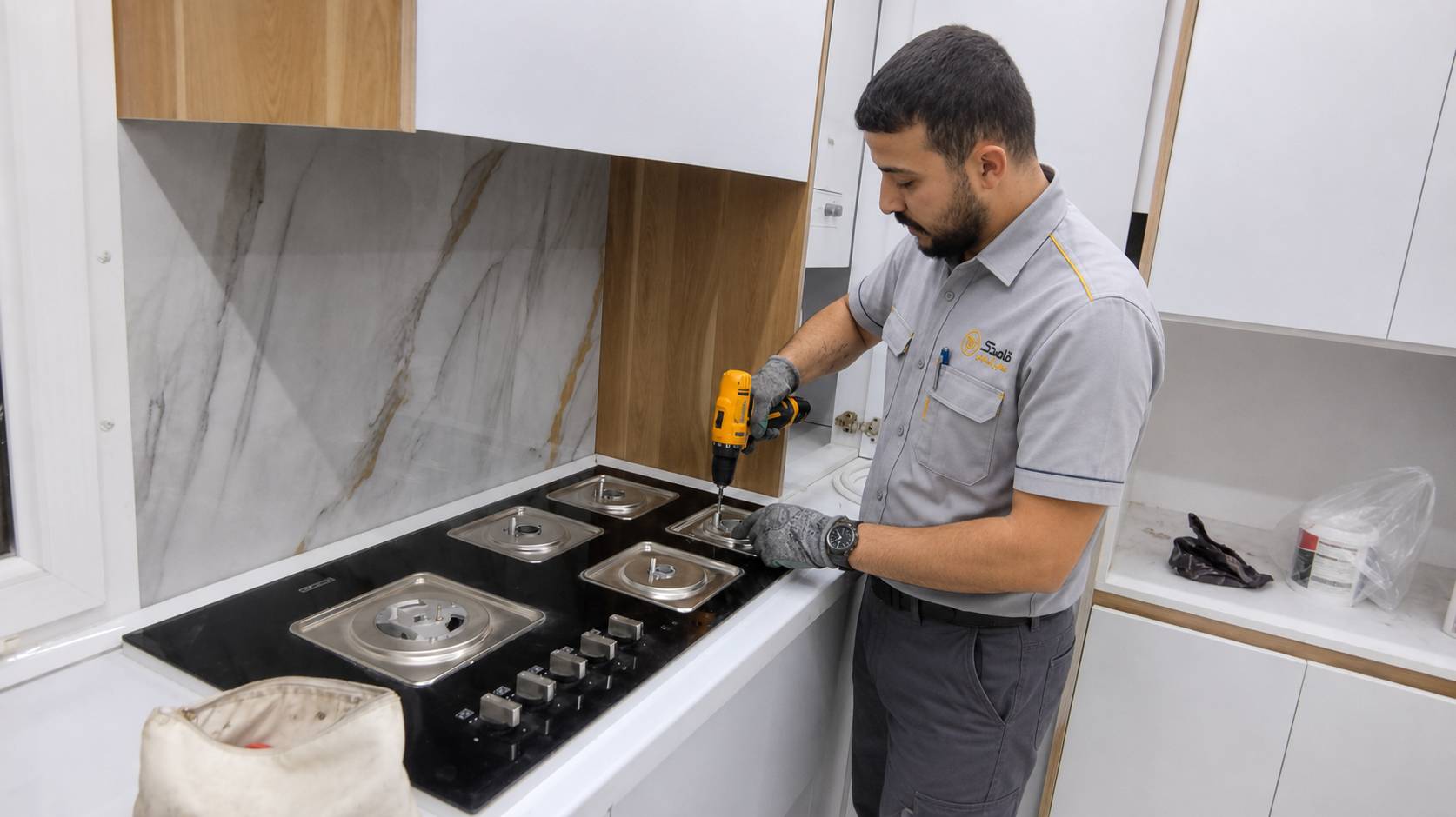 تعمیرکار درحال رفع نشتی اجاق گاز